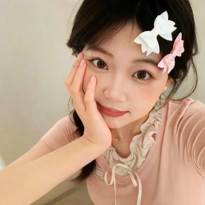 戴流苏耳环的少女